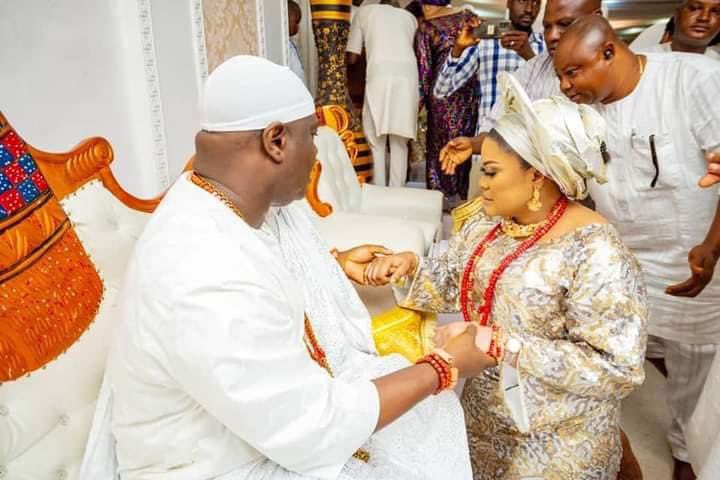 THE NEW OONI's QUEEN IS OLORI MARIAM AJIBOLA OGUNWUSI 

The Arole Oduduwa Olofin Adimula, Ooni Adeyeye Enitan Ogunwusi Ojaja II, the Ooni of Ife on Tuesday night formally received his new queen; Olori Mariam Ajibola Ogunwusi..

The new queen Ajibola  ushered into the.