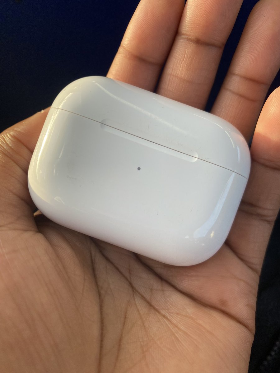 JustTea_'s tweet photo. @Apple AirPod Pro Case found!
I found a case for AirPod Pros in the bus and i know how much of a pain it is to lose things so i’m trying to see if there’s anyway i can get this back to the owner? Any ideas? I’ve tried calling @AppleSupport but they were not much help 😥 https://t.co/mIE2B9F0Ap