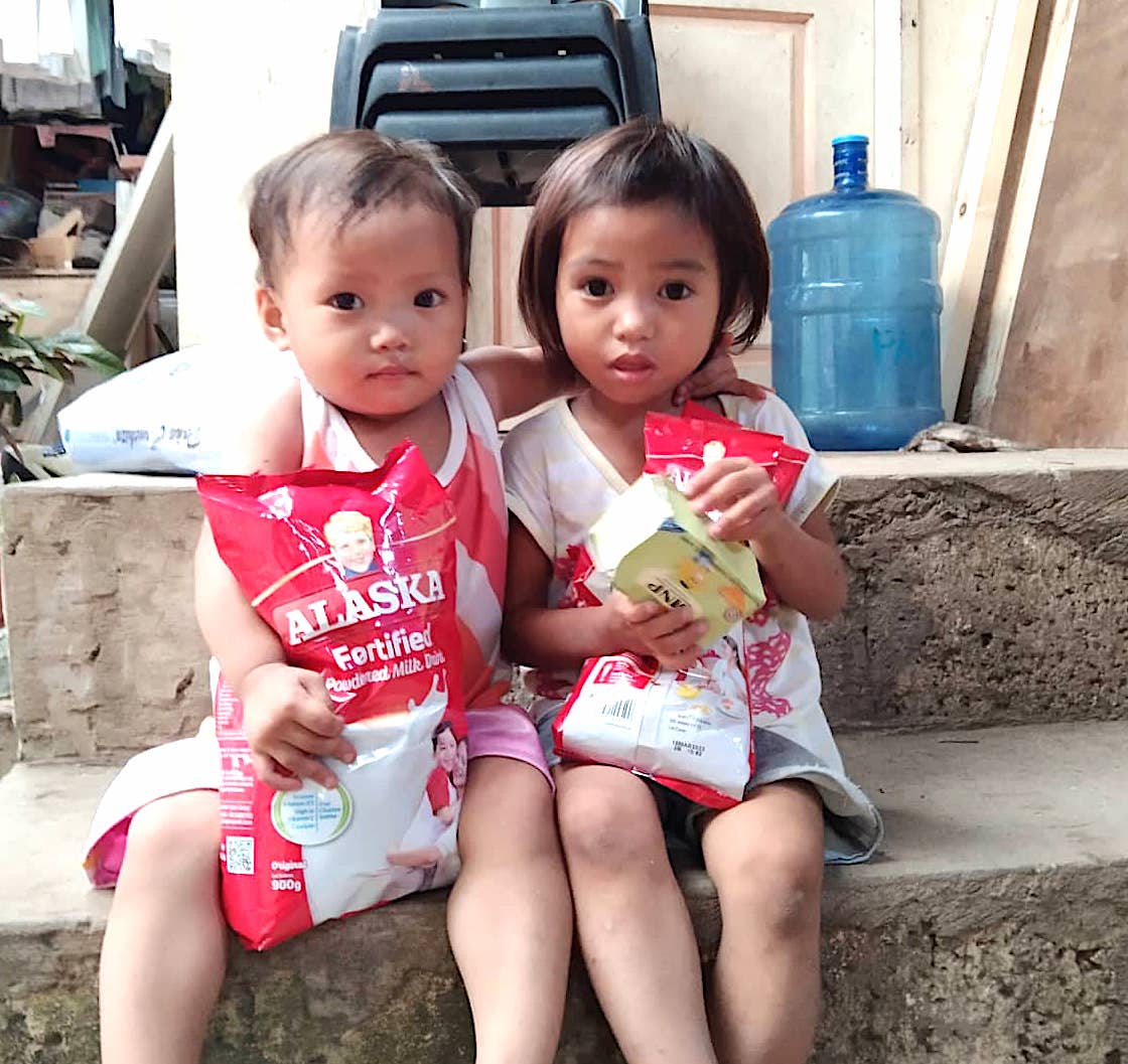 bountifulkids's tweet photo. The photo of the day comes from Liloan, Philippines. How sweet are this little brother and sister!  Thank you for your support!  #fightmalnutrition #photooftheday #helpingkids https://t.co/t7ApNqKw2L