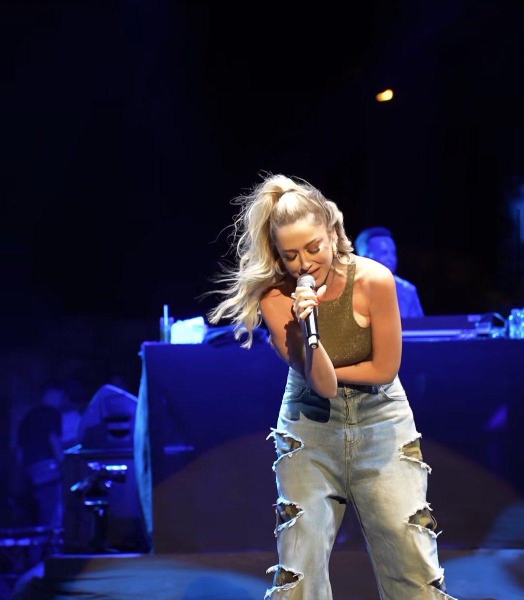 opheliacomeback's tweet photo. Hadise sana bu kombini reva gören adamla boşan zaten aşkım , sen yırtık pantolonun içine askeri kamuflaj diktirecek karı mıydın https://t.co/pZHTz46HS6