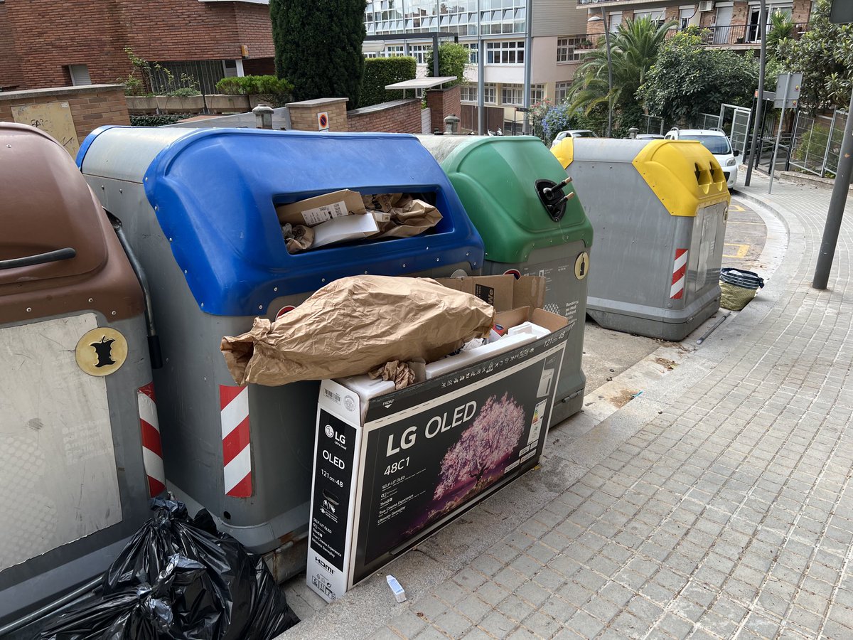 jerico2731's tweet photo. ⁦@bcn_ajuntament⁩ , dues vistes dels grups de contenidors que hi al carrer Jericó, avui 7 de setembre 10 del matí. Aquest és el pla per tenir BCN neta? Cada quan es Buidem els contenidors? https://t.co/UfXmXfziel