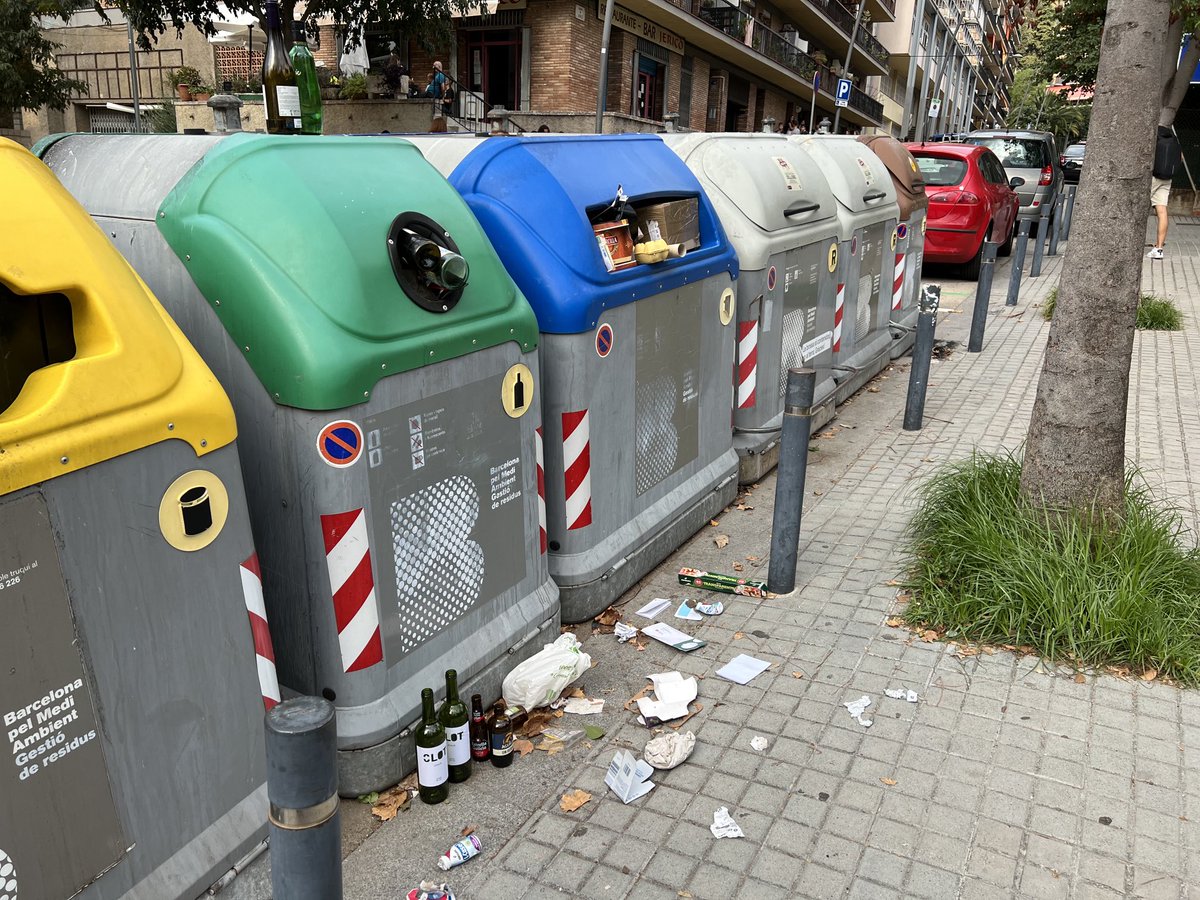 jerico2731's tweet photo. ⁦@bcn_ajuntament⁩ , dues vistes dels grups de contenidors que hi al carrer Jericó, avui 7 de setembre 10 del matí. Aquest és el pla per tenir BCN neta? Cada quan es Buidem els contenidors? https://t.co/UfXmXfziel