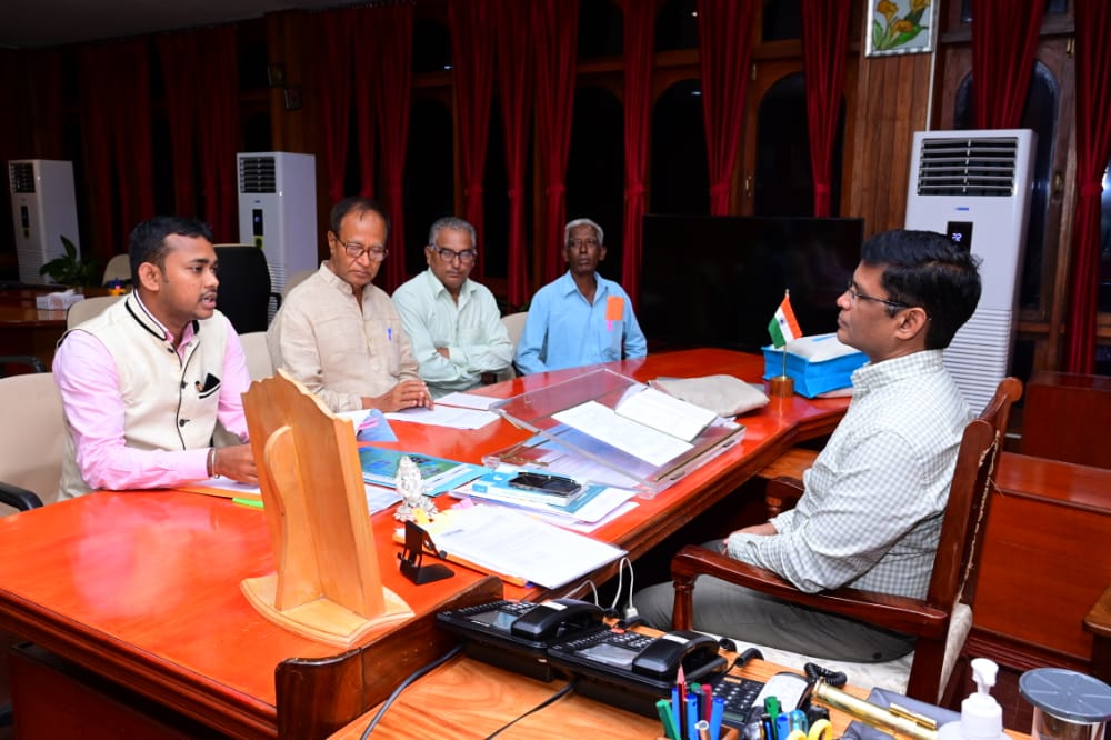 er_mitun's tweet photo. #GPRamNagarTeam
#ThankFull2
Hon'ble #ChiefSecretayANISir
@Demands:Repair of PMGSY2Road, EcoTourism,Static Tank 4 fire Brigade,Sub Centre -II
Delgation of GPR met in presence of Ex-MP B.P.Ray sir
@Andaman_Admin @EngineersAPWD @Healthandaman @Drsatyendrsingh @DirPris @DGPANIslands https://t.co/RxBdLv7z3g