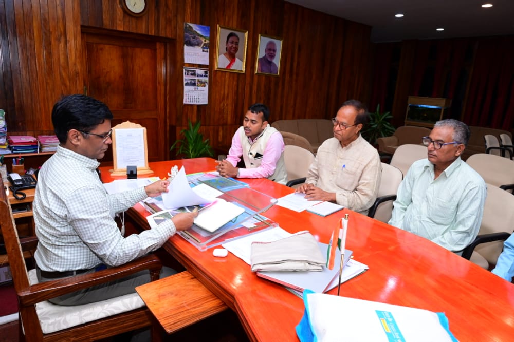 er_mitun's tweet photo. #GPRamNagarTeam
#ThankFull2
Hon'ble #ChiefSecretayANISir
@Demands:Repair of PMGSY2Road, EcoTourism,Static Tank 4 fire Brigade,Sub Centre -II
Delgation of GPR met in presence of Ex-MP B.P.Ray sir
@Andaman_Admin @EngineersAPWD @Healthandaman @Drsatyendrsingh @DirPris @DGPANIslands https://t.co/RxBdLv7z3g
