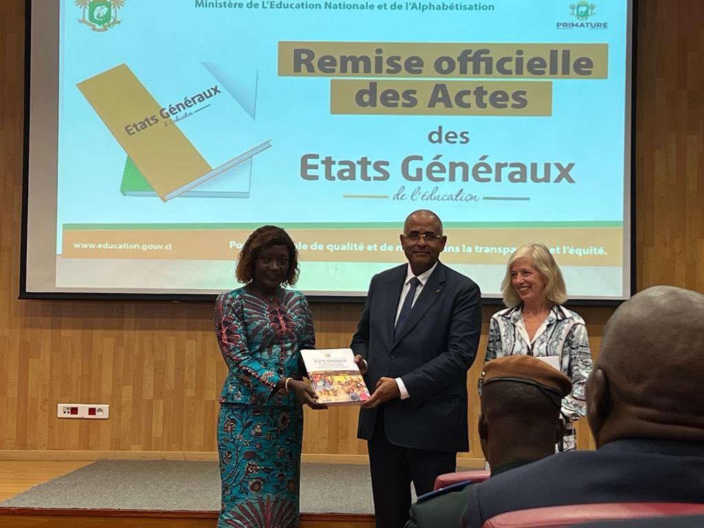 FernandDdeh's tweet photo. #CivEducation #MENA #EGENA Le premier ministre ivoirien @ACHIPatrick4 a reçu les actes des états généraux de l’éducation nationale et de l’alphabétisation des mains de la ministre @MariatouKONE1 https://t.co/AIkoIetpMH