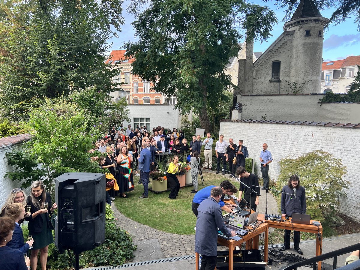 UMPRUMKA's tweet photo. Český design má v Bruselu dobré jméno již od 50. let. Letos se během českého předsednictví představí výstavou Design a transformace, kterou zahájila v @PragueHouse velvyslankyně @EditaHrdaEU. Výstavu bude do ledna možné vidět v @DesignMuseumBRU. #CZPRES @EU2022_CZ https://t.co/14tEvRSiWy