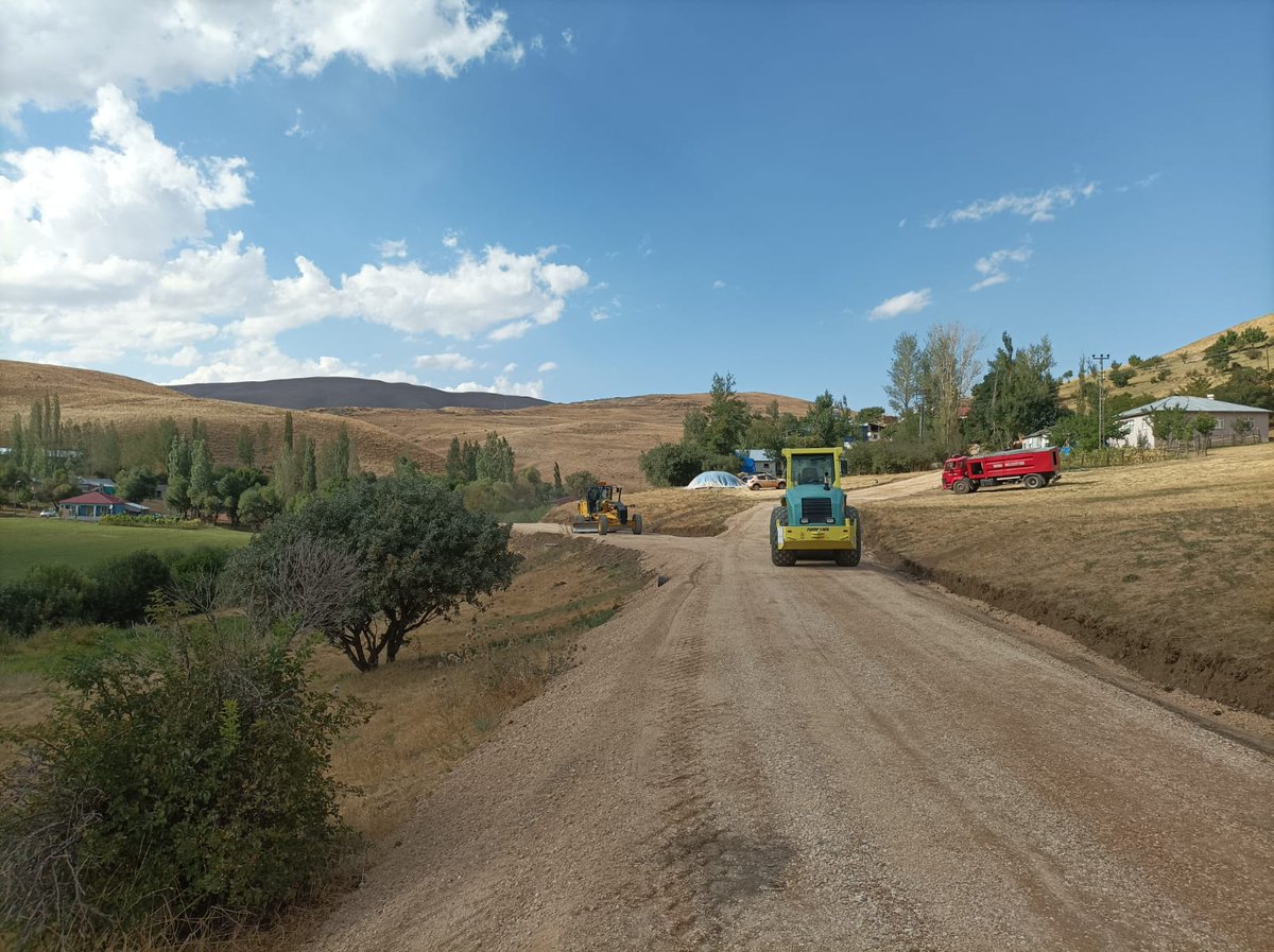 erdoganeren25's tweet photo. Karayollarının destekleriyle Kısık Mahalle yolu asfalt yapımı başladı. Çalışmalarından dolayı Karayolları Genel Müdürümüz Sayın Abdulkadir Uraloğlu , 12. Bölge Müdürümüz Sayın Alparslan Eşlik ve Hınıs Şube Şefi Sayın Serhat Ekinci’ye teşekkür ederiz. #KGM #ERZURUM #HINIS https://t.co/iPE6JE20EF