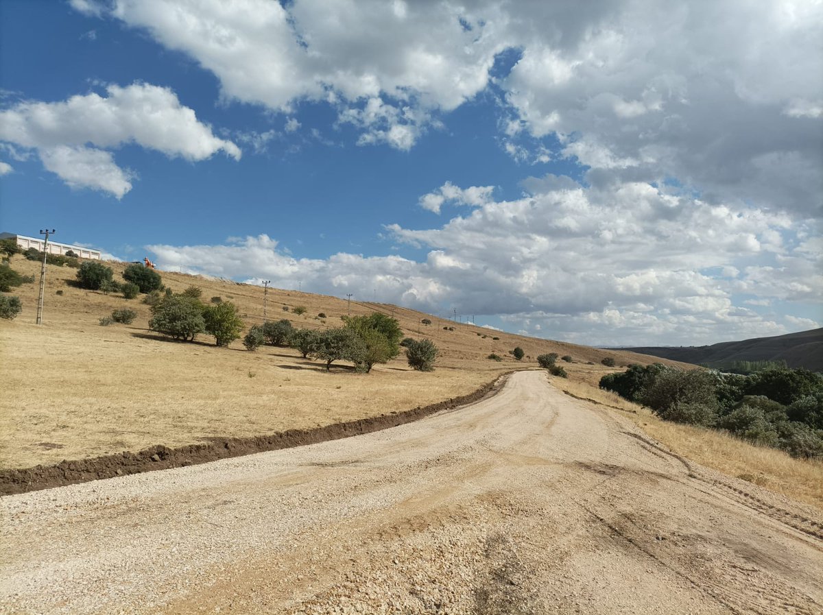 erdoganeren25's tweet photo. Karayollarının destekleriyle Kısık Mahalle yolu asfalt yapımı başladı. Çalışmalarından dolayı Karayolları Genel Müdürümüz Sayın Abdulkadir Uraloğlu , 12. Bölge Müdürümüz Sayın Alparslan Eşlik ve Hınıs Şube Şefi Sayın Serhat Ekinci’ye teşekkür ederiz. #KGM #ERZURUM #HINIS https://t.co/iPE6JE20EF