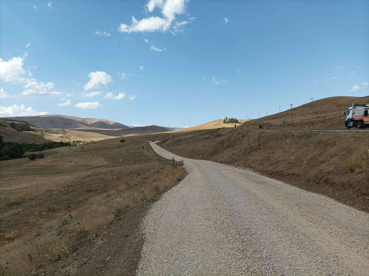 erdoganeren25's tweet photo. Karayollarının destekleriyle Kısık Mahalle yolu asfalt yapımı başladı. Çalışmalarından dolayı Karayolları Genel Müdürümüz Sayın Abdulkadir Uraloğlu , 12. Bölge Müdürümüz Sayın Alparslan Eşlik ve Hınıs Şube Şefi Sayın Serhat Ekinci’ye teşekkür ederiz. #KGM #ERZURUM #HINIS https://t.co/iPE6JE20EF