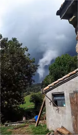 Capture vidéo du phénomène en question, à la limite #Cantal, Haute-Loire, #Lozère, dans le département du Cantal. 