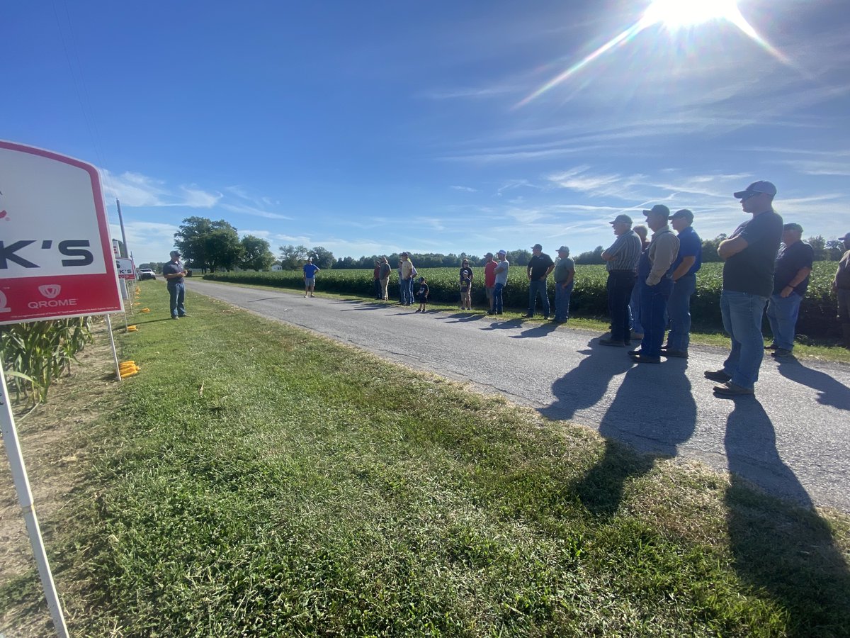BecksAgIL's tweet photo. A few pictures from a New Dealer Plot Day in Southern Illinois last Thursday! Welcome to it, Chase Ragland &amp; Racer Ag! 🎉 https://t.co/vtMQBoiD5m
