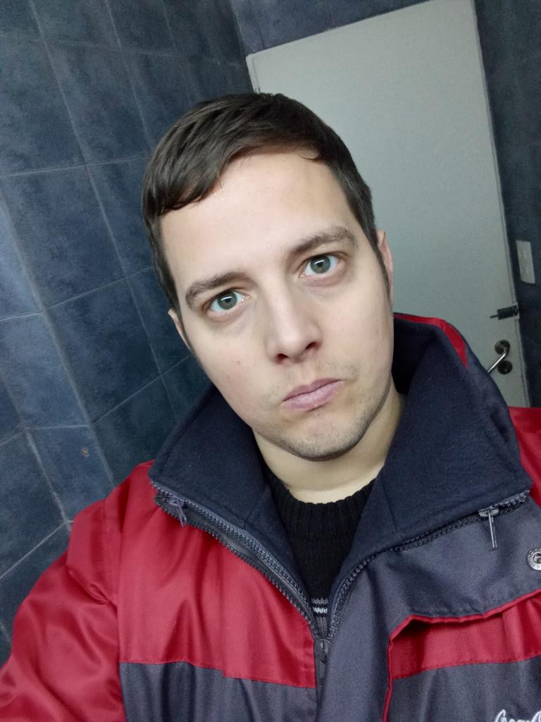 Fernando88HS's tweet photo. @aquiles_0505 @oocpeya2 Soy gordo, pelo castaño claro, ojos verdes, si a todo (?) https://t.co/j5feDinhsn