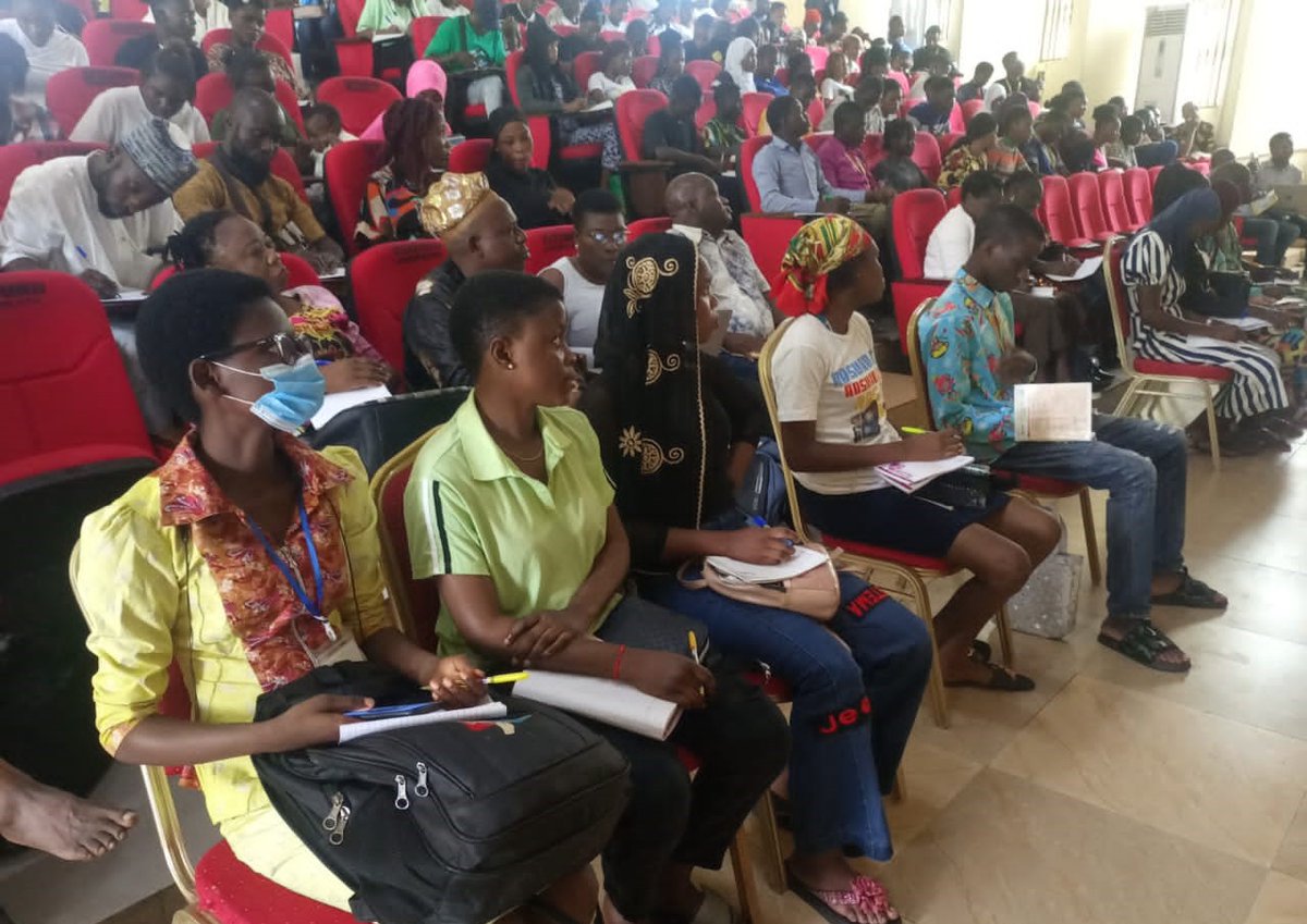 Solidaridad_wa's tweet photo. @Solidaridad_wa together with its partners, is building the capacity of students at @TaiOmu, to develop their entrepreneurial skills in fish farming, under the Aquaculture Development Project #Nigeria (#ADPN). The project is funded by Danida Market Development Partnerships. https://t.co/i5myQ2afSl
