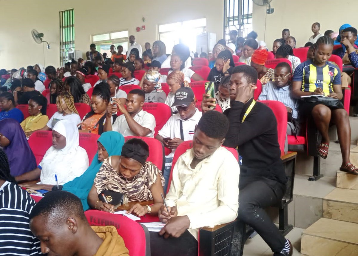 Solidaridad_wa's tweet photo. @Solidaridad_wa together with its partners, is building the capacity of students at @TaiOmu, to develop their entrepreneurial skills in fish farming, under the Aquaculture Development Project #Nigeria (#ADPN). The project is funded by Danida Market Development Partnerships. https://t.co/i5myQ2afSl