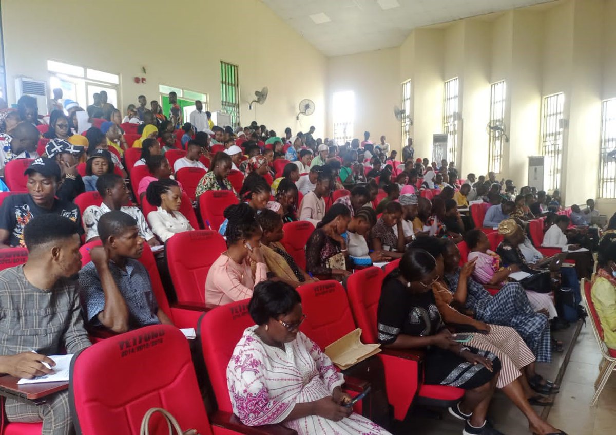 Solidaridad_wa's tweet photo. @Solidaridad_wa together with its partners, is building the capacity of students at @TaiOmu, to develop their entrepreneurial skills in fish farming, under the Aquaculture Development Project #Nigeria (#ADPN). The project is funded by Danida Market Development Partnerships. https://t.co/i5myQ2afSl
