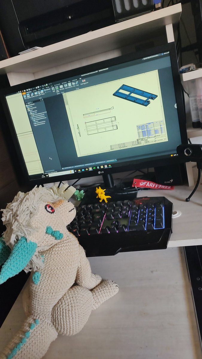 ...Home Office be like...

- Si jefe, le juro que estoy trabajando, enciendo la camara?