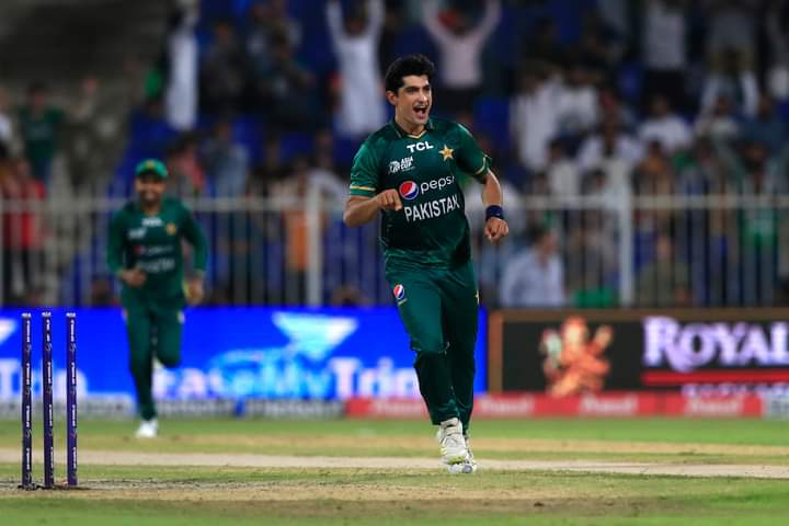 WasifAhad32's tweet photo. Bow for the king 👑
Naseem shah 🔥🔥
#NaseemShah 
#PAKvAFG https://t.co/OM3ItFo2Ay