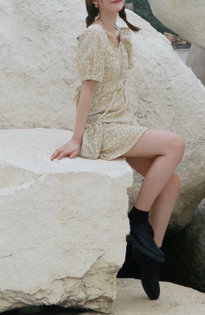 weidandanwu's tweet photo. 怎么办？梦到辅导员女友穿着图一这条碎花短裙,没穿内裤真空去操场上盯着学生做广播体操，期间她也全程跟着做各种需要弯腰的动作，就像图二这样被后面的男学生一直在盯着她的妹妹看👀。这算是美梦还是噩梦呢？哈哈😄
#Mazie353 #辅导员 https://t.co/jo6wkqYlRx