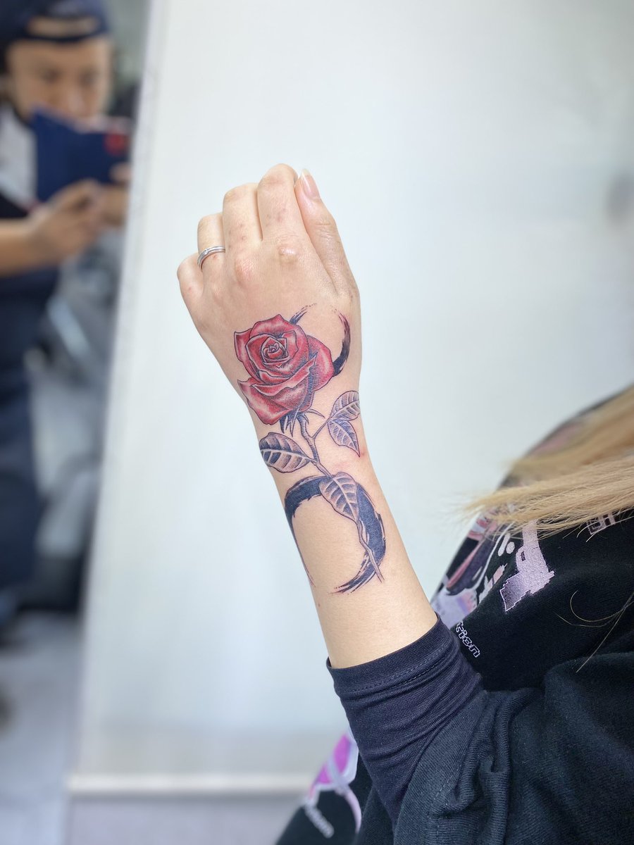 lunar_orbit2's tweet photo. #バラタトゥー🙆‍♂️
#カッコいい系女子
work by @lunar_orbit 

#タトゥー #刺青
#tattoo #tattooed  
#洋彫り #和彫り #彫師 #刺青彫師
#タトゥー女子 
#ガールズタトゥー
#レタリングタトゥー
#tattooartists #tattoostudio #tattooshop
#girlstattoos #letteringtattoos
#coveruptattoos https://t.co/g9aMw1poch