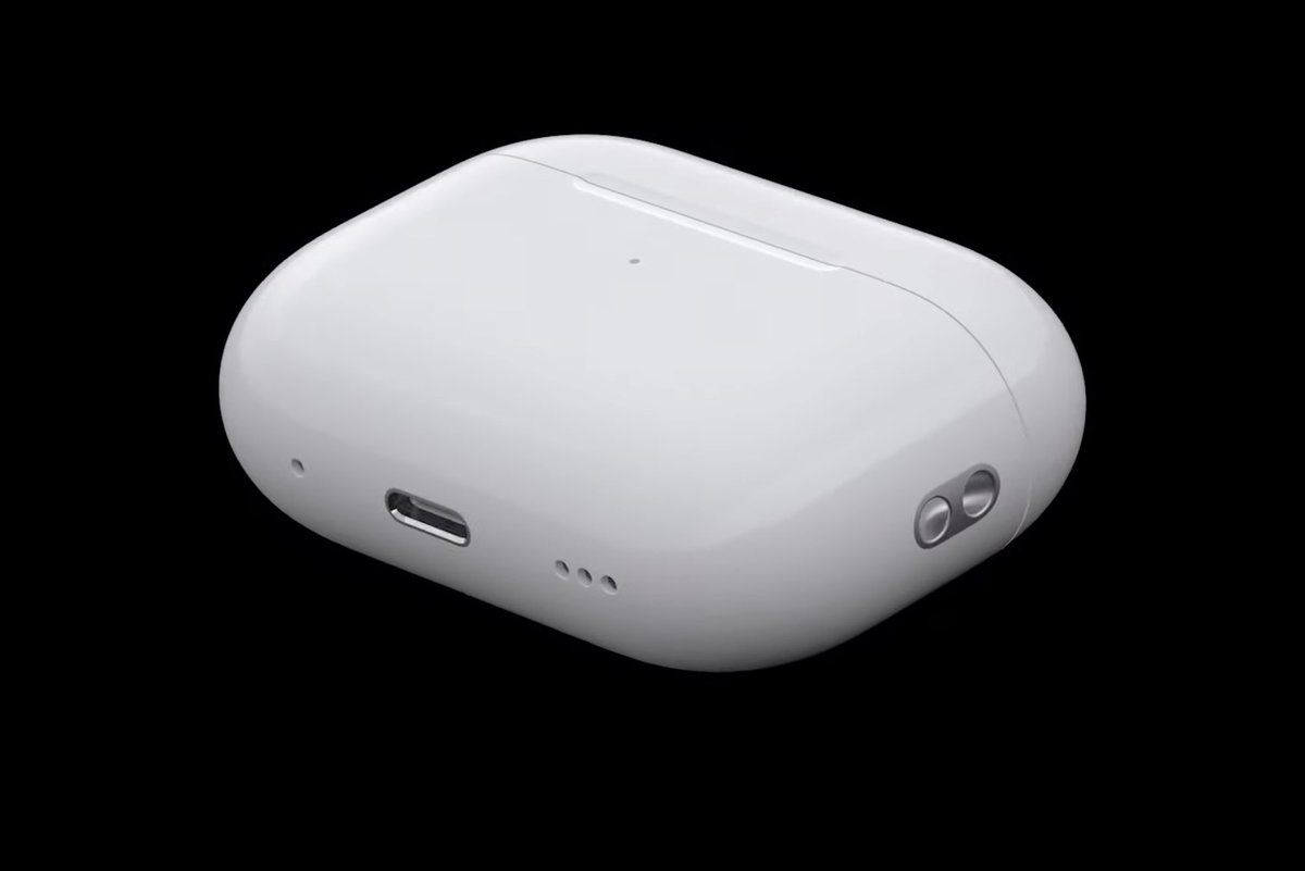 khajochi's tweet photo. มาแล้ว!! เปิดตัว AirPods Pro รุ่นใหม่ ดีไซน์เดิม แต่เพิ่มฟีเจอร์ด้าน Spatial Audio, มี Active Noise Cancellation แล้ว

- ใช้ชิป Apple H2 รุ่นใหม่ 
- ปรับปรุง Spatial Audio ให้ดีมากขึ้น 
- ระบบ Noise Cancellation ดีกว่าเดิม
- ราคาประมาณ 9,000 บาท

#AppleEvent  #MacThai #iPhone14 https://t.co/ceFnYXoDQG