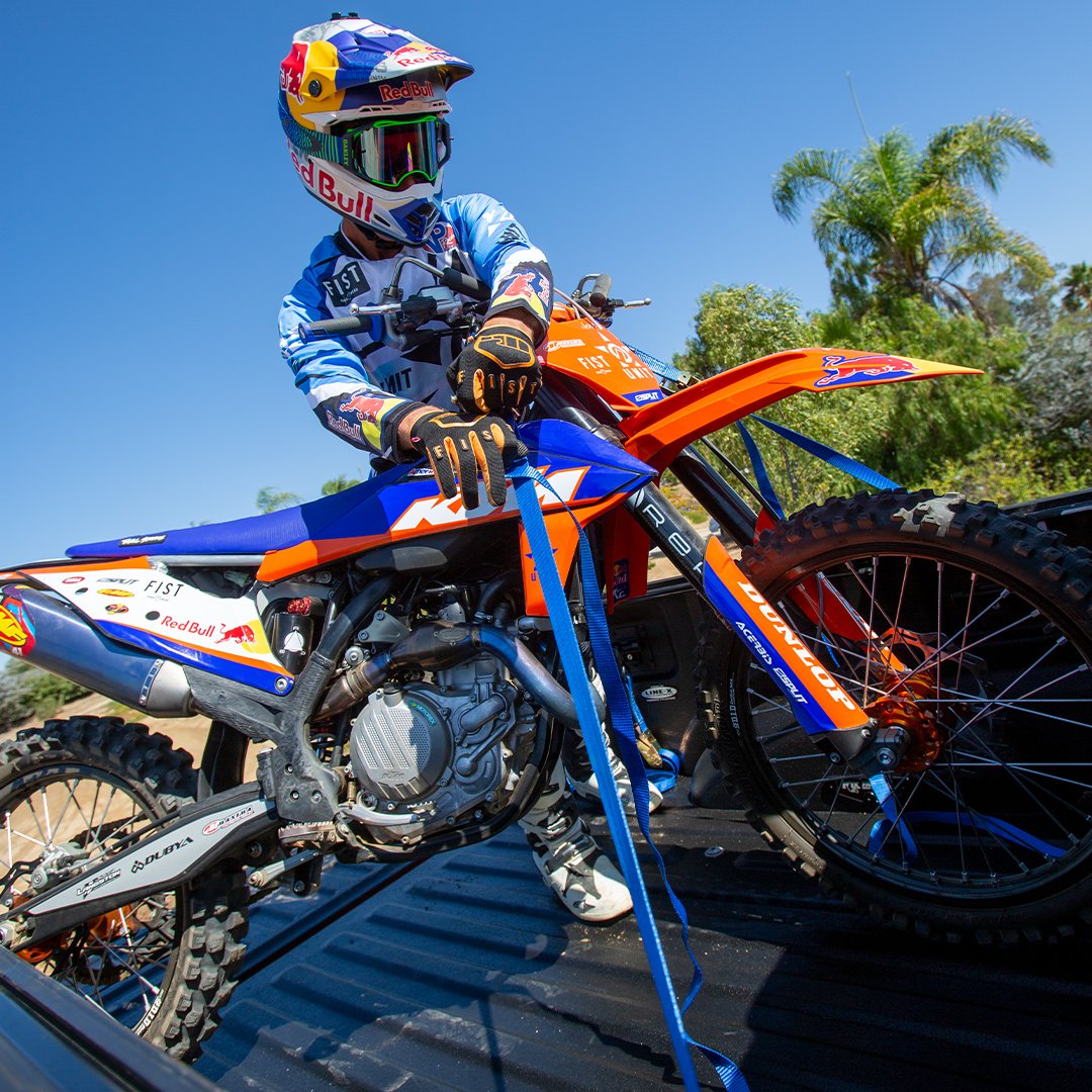LINEXProtects's tweet photo. We rely on our trucks, whether it’s at the trailhead or in traffic. Let us know how you use LINE-X! #LINEXDifference #TruckLife #TrailRiding #DirtBike https://t.co/evqpdV1TTs