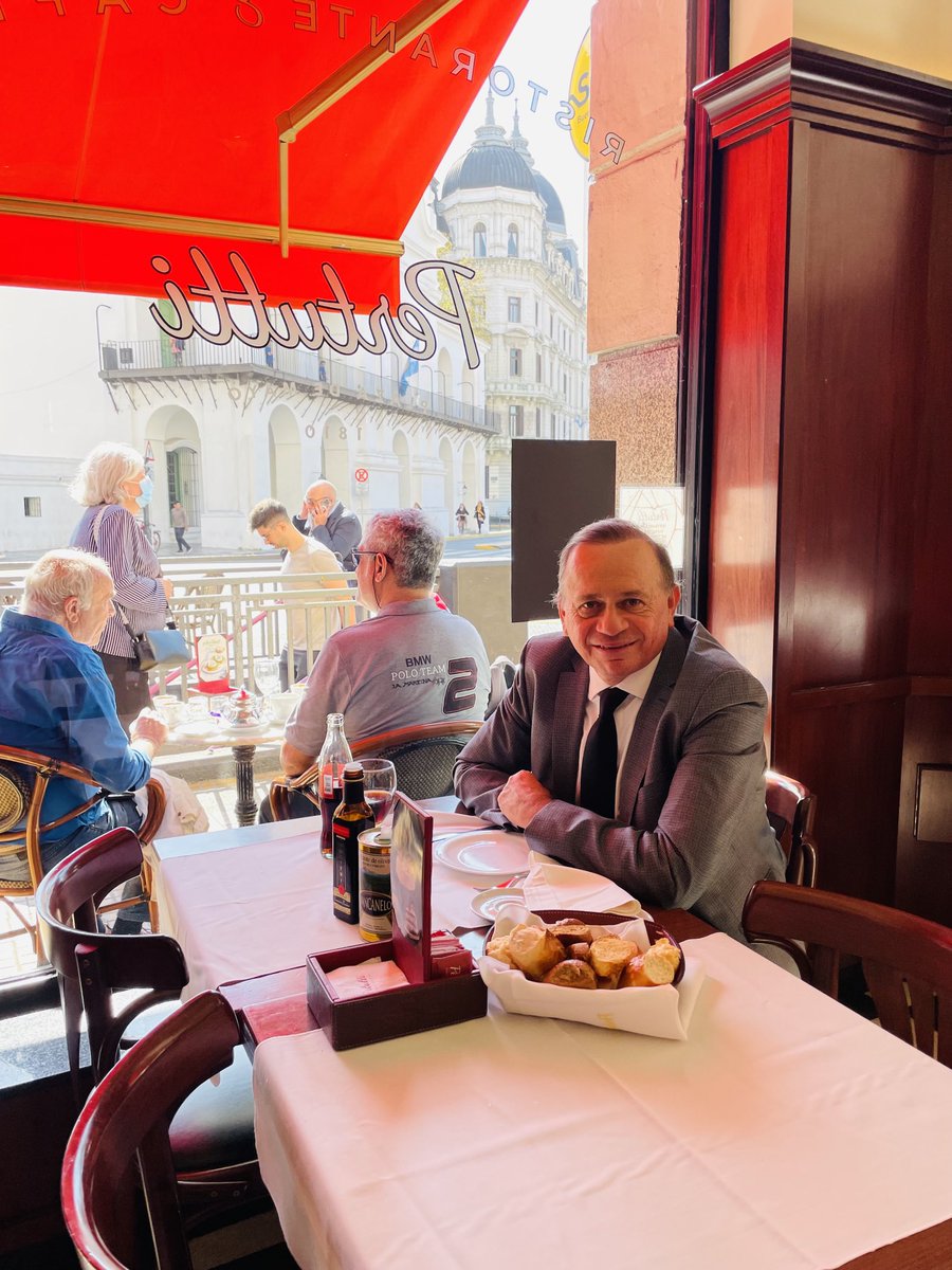 roberto_ruarte's tweet photo. Bajando a comer en horario mexicano a #pertutti con el legendario Cabildo de Buenos Aires de fondo en unas horas la #conferencia #virtual con #dmfx méxico y @ameleks desde #buenosaires argentina!! https://t.co/a30SwyYFwj