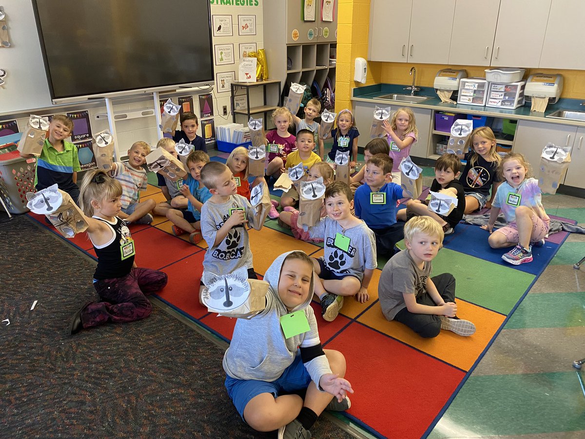 MrsFox524's tweet photo. First day is going great! We made Chester the raccoon puppets! https://t.co/CDi8UC9MNO