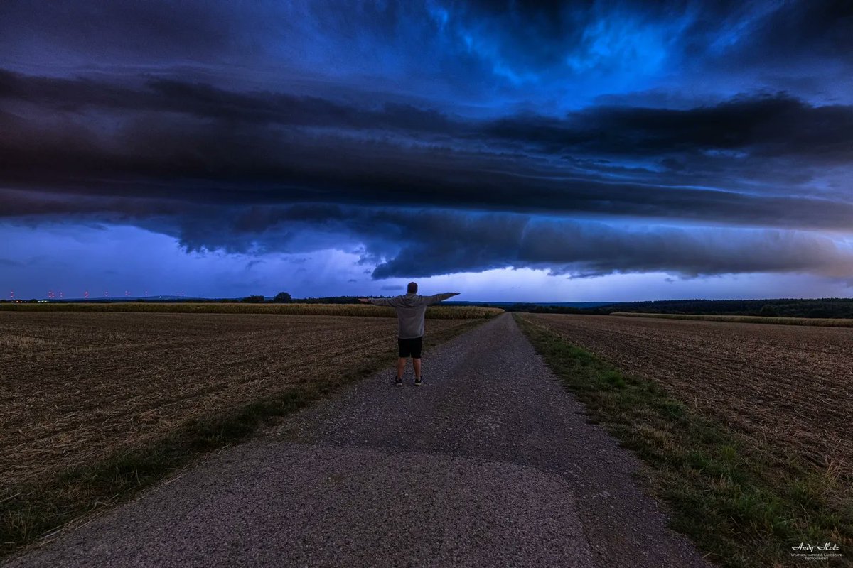 Spektakuläre Gewitterfront letzte Nacht über Hürtgenwald. Tausende Blitzendladunden pro Stunde machten die Nacht zum Tag und etwas Linderung in Sachen Dürre. Hürtgenwald, 07.09.22

#gewitter #thunderstorm #Duerre #nightlife #eifel #Sommer #sommer2022