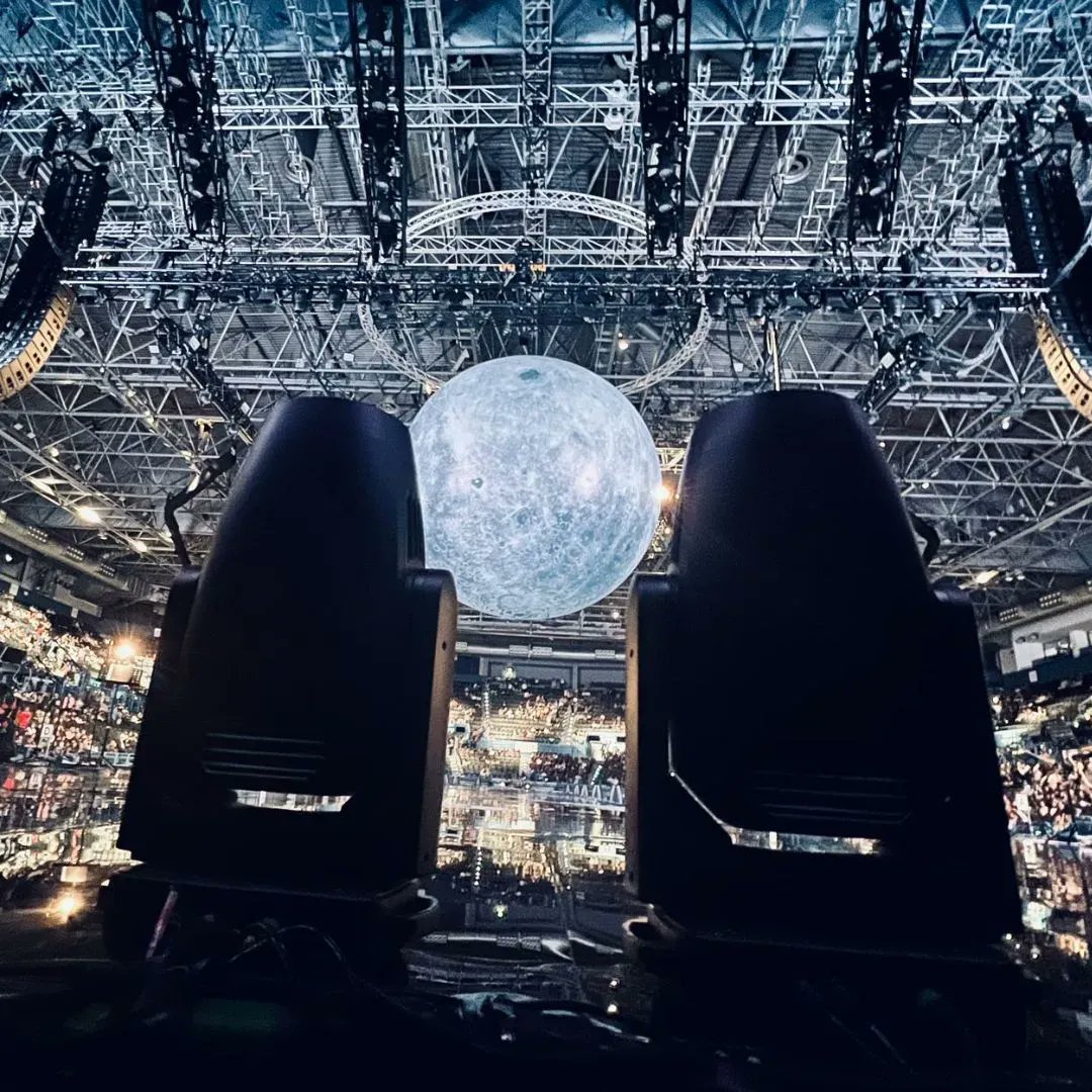 themed_creative's tweet image. Talk about a view 😍

Throw back two weeks ago when @diljitdosanjh visited @UtilitaArenaBHM and we took this incredible shot!
 
#BehindTheScenes #InstaParty #EventMagic #DetailsMatter #MovingLights #MALighting #CreativeEvents #TechnicalAV #Production #Birmingham