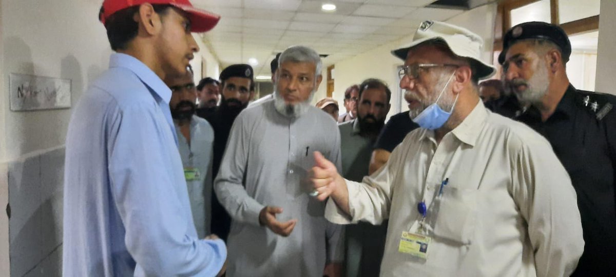 ath_ayub's tweet photo. ہسپتال ڈائریکٹر ڈاکٹر اشفاق احمد کا رات گئے اچانک ہسپتال کا دورہ 
ڈیوٹی پر کسی سے کوئی کمپرومائز نہیں کروں گا۔ہسپتال ڈائریکٹر ڈاکٹر اشفاق احمد
جب تک ہسپتال کی اس سیٹ پر ہوں ڈیوٹی پر کوئی کمپرومائز نہیں کروں گا جس کا جو کام ہے وہ وقت پر ہونا چائیے۔
@UmerFarooq84 @Jhagra @IMMahmood https://t.co/2iFjhK8xDZ