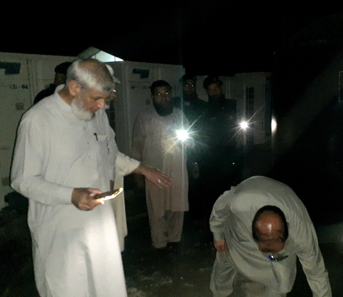 ath_ayub's tweet photo. ہسپتال ڈائریکٹر ڈاکٹر اشفاق احمد کا رات گئے اچانک ہسپتال کا دورہ 
ڈیوٹی پر کسی سے کوئی کمپرومائز نہیں کروں گا۔ہسپتال ڈائریکٹر ڈاکٹر اشفاق احمد
جب تک ہسپتال کی اس سیٹ پر ہوں ڈیوٹی پر کوئی کمپرومائز نہیں کروں گا جس کا جو کام ہے وہ وقت پر ہونا چائیے۔
@UmerFarooq84 @Jhagra @IMMahmood https://t.co/2iFjhK8xDZ