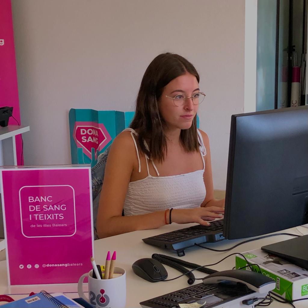 donasangbalears's tweet photo. ¡Te presentamos a Ángela🙋 !
Trabaja de Community Manager 👩💼 en el Banco de Sangre y Tejidos gracias al programa Jóvenes Cualificados 🎓 impulsado por el SOIB y financiado por la Unión Europea - #NextGeneration EU.
@soibjove_goib
#SOIBCualificados #PrimeraExperiencia #BSTIB https://t.co/Cgora5g5T4
