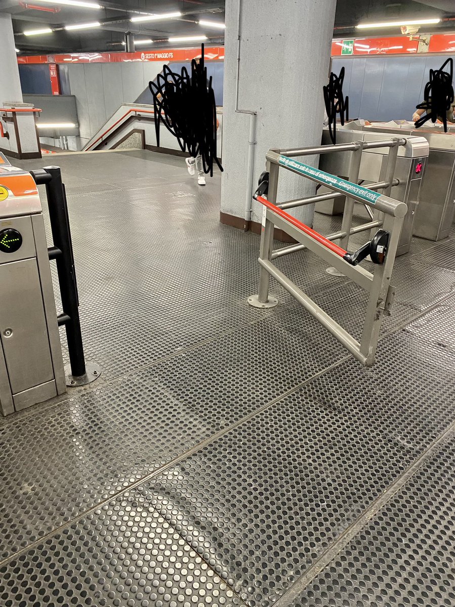 kepherw's tweet photo. @atm_informa Sesto Rondó, sono aperte dalla settimana scorsa. Prendo la metro mattina e sera: sono sempre cosi. Ci passa una marea di gente senza biglietto. Io co#iona ho appena rinnovato l’annuale. Fate sciopero, mi raccomando… 🤬🤬🤬 https://t.co/IxCMJnyVTm