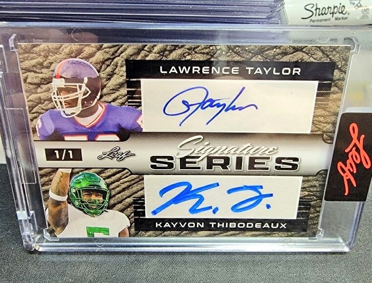 KTAuthentics's tweet photo. #LawrenceTaylor #KayvonThibodeaux Dual Auto #1/1 from @Leaf_Cards Metal Draft Football #BonusBox #ktabreaks #Leaf #LeafFootball #Football #NFL #Footballcards #sportscards #collect #groupbreaks #casebreaks #breaks
.
.
.
Join a group break at https://t.co/SQm3JMSXZl https://t.co/zZHcaLenNC