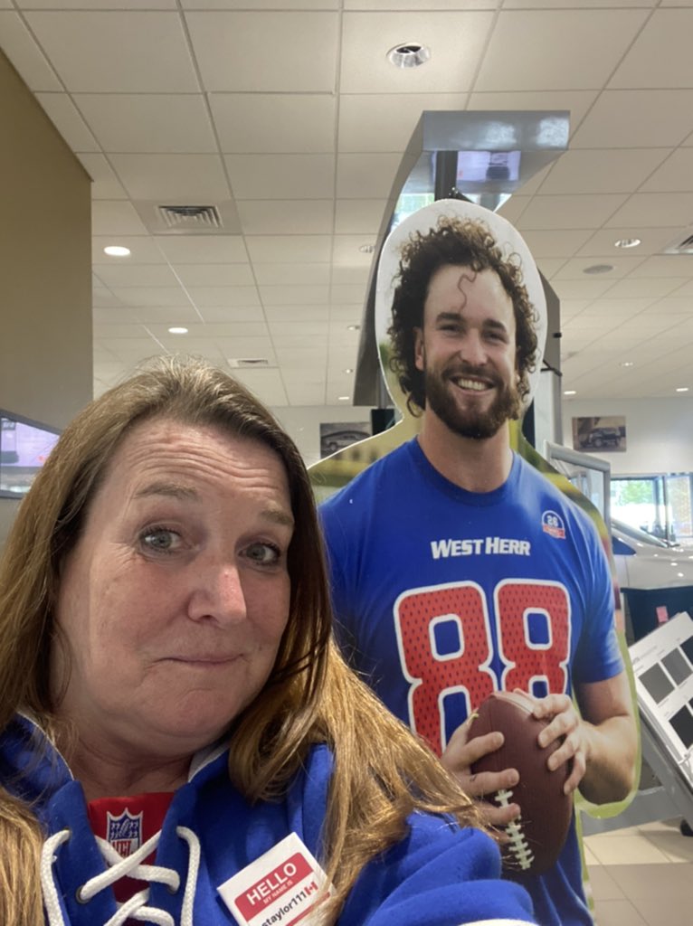 staylor111's tweet photo. Look who I get to hang out with while I wait for my car? And the day of his big extension, too!
#WestHerr #Dawsome #BillsMafia https://t.co/GfrGhg4QAQ