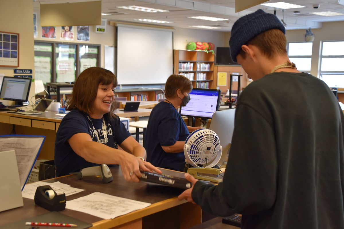 OlympiaSchools's tweet photo. It's here, the start of the 2022-23 school year is officially upon us! The energy in the building at @OLYMPIA_BEARS was so welcoming and staff were ready with heartfelt smiles to greet students as they entered the building! 🐻💙😁 #OlympiaHS #FamOly #LetTheLearningCommence https://t.co/8rlljvu27j