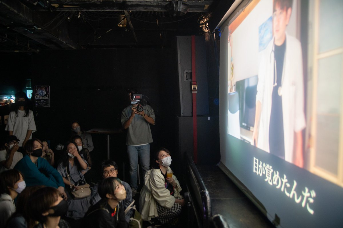 sskk0734's tweet photo. MOVIE中、
自主的に座ってくださる観客様🤣🙏✨
先着50名様への、
ペンライトのプレゼント🪄🪄
#UrbanBlue #映像製作 #短編映像 https://t.co/QkYlOiKhKX