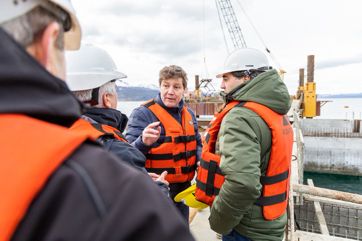 gustavomelella's tweet photo. Con un nuevo plan de trabajo y el acompañamiento de la Nación, llevaremos la ampliación del muelle comercial del Puerto de Ushuaia de 80 a 104 metros totales, brindando más comodidades y posibilidades a todas las actividades comerciales, turísticas e industriales de la provincia. https://t.co/eExAKGruct