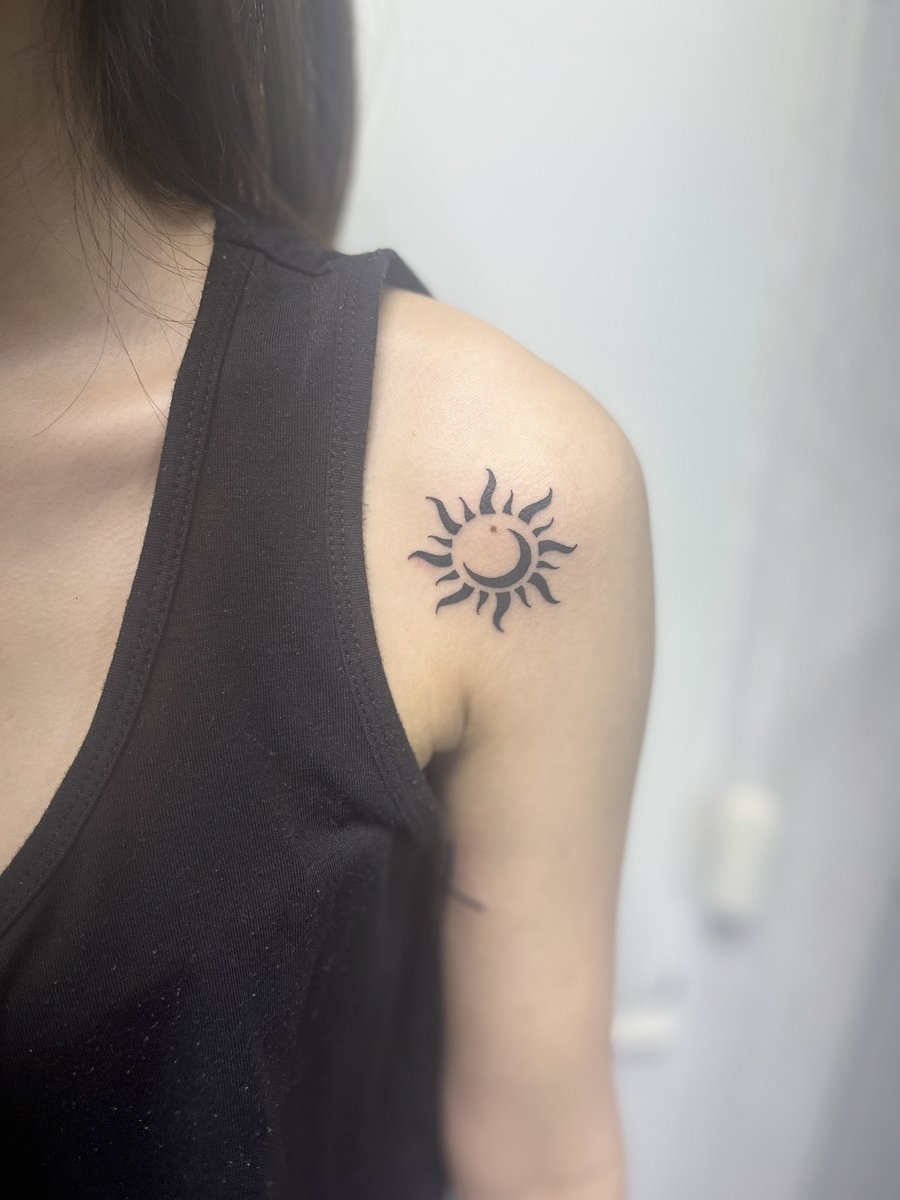 lunar_orbit2's tweet photo. #太陽と月🙆‍♂️
#肩トライバル系女子
work by @lunar_orbit 

#タトゥー #刺青
#tattoo #tattooed  
#洋彫り #和彫り #彫師 #刺青彫師
#タトゥー女子 
#ガールズタトゥー
#レタリングタトゥー
#tattooartists #tattoostudio #tattooshop
#girlstattoos #letteringtattoos
#coveruptattoos #touchuptattoo https://t.co/REKo2iSJFa