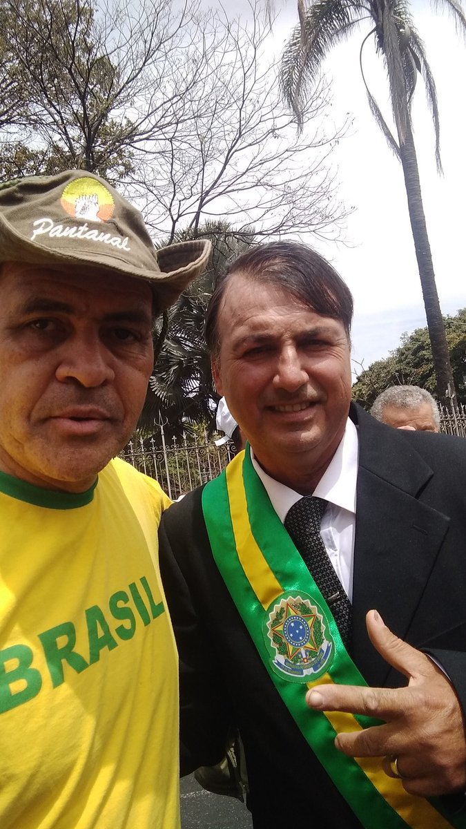 CARLAO_COM's tweet photo. @jairbolsonaro Hoje apareceu um sósia seu e fez muito sucesso. Aliás,  tudo foi sucesso. https://t.co/5RQu555wOd