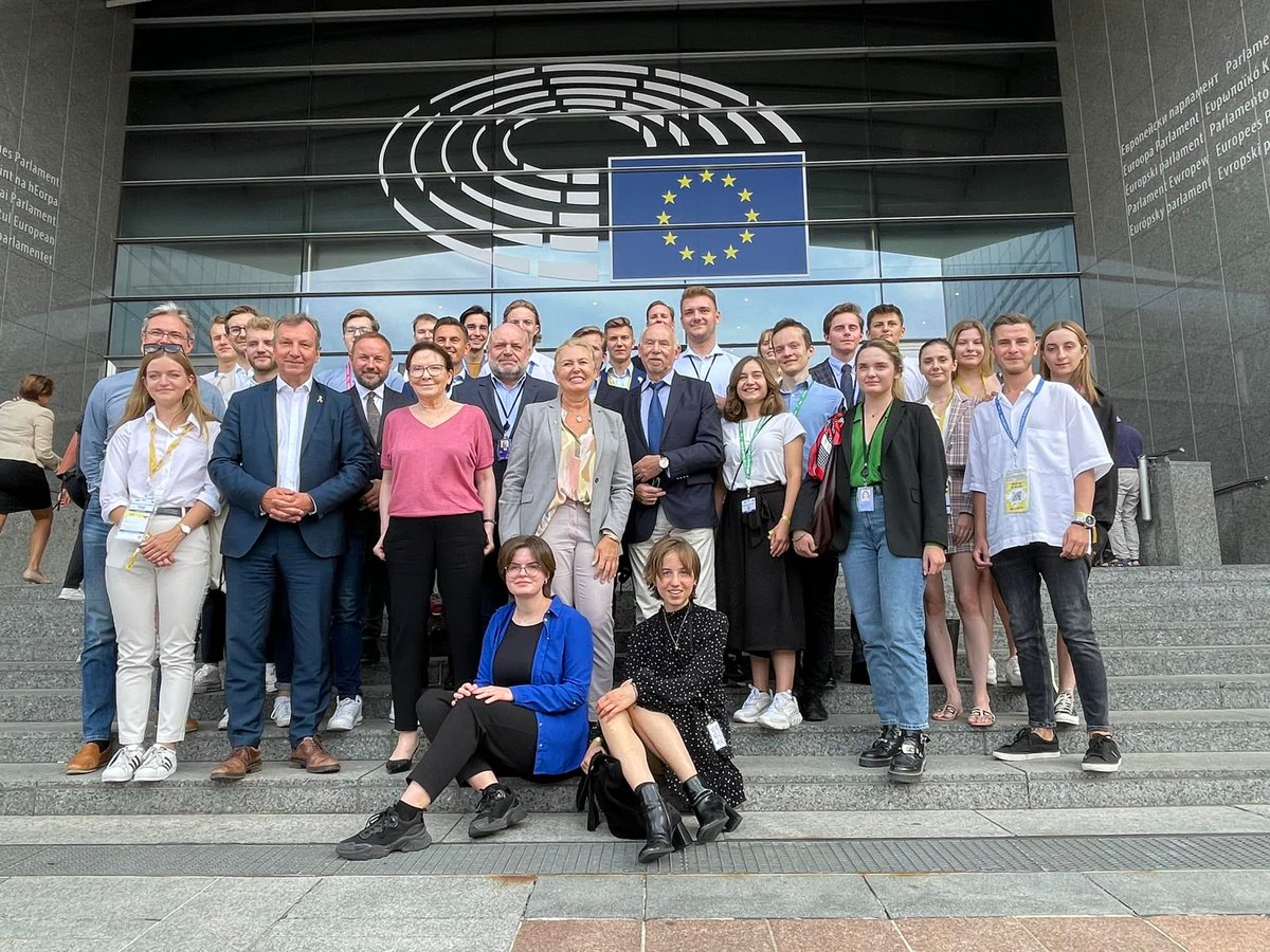 elukacijewska's tweet photo. Nasza #Polska 🇵🇱 i #Podkarpacka grupa młodych podczas zorganizowanego przez @EPPGroup tygodnia #EPP4Youth 🇪🇺.
Duże doświadczenie, wiele spotkań i rozmów i już jutro powrót do domu 😊✈️ https://t.co/VOal8k2sBV