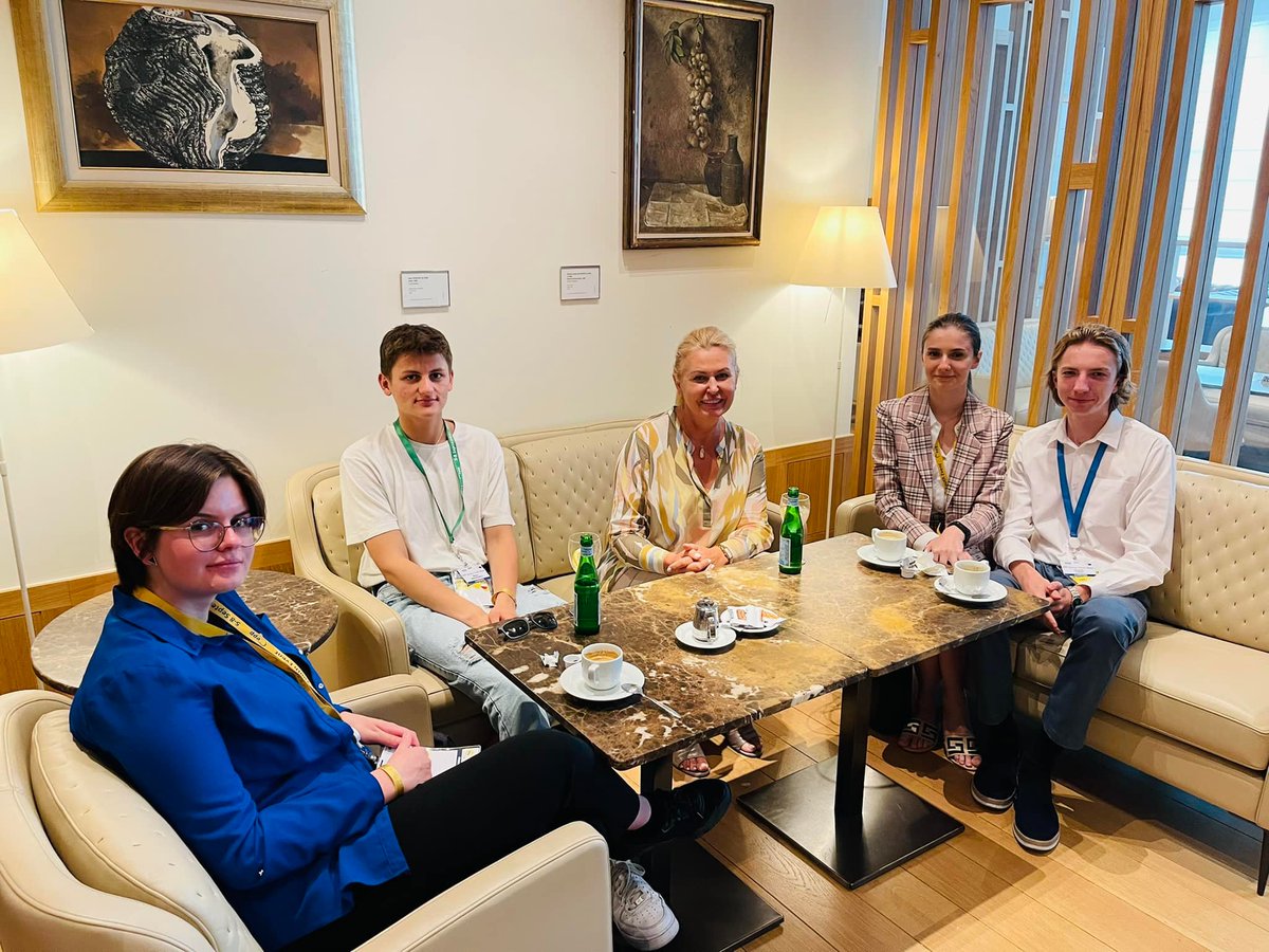 elukacijewska's tweet photo. Nasza #Polska 🇵🇱 i #Podkarpacka grupa młodych podczas zorganizowanego przez @EPPGroup tygodnia #EPP4Youth 🇪🇺.
Duże doświadczenie, wiele spotkań i rozmów i już jutro powrót do domu 😊✈️ https://t.co/VOal8k2sBV