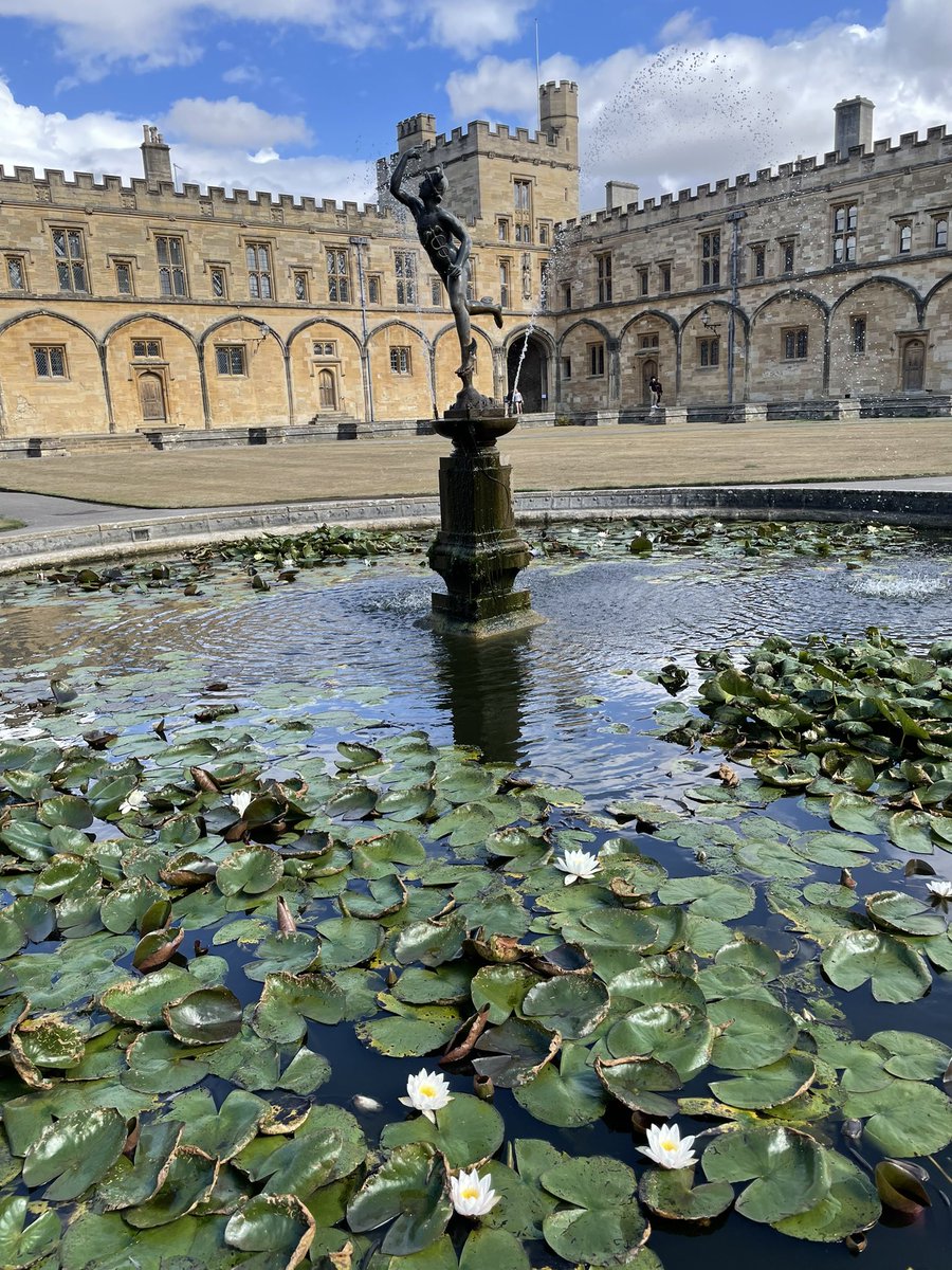 Virginiagalvin's tweet photo. Impresiona aprender, debatir y dormir en una de ls cunas del conocimiento! En  @UniofOxford los muros de piedra hablan del saber desde el siglo XI. Con colegas muy top de los medios y la comunicación corporativa, que yo defiendo a nivel europeo en @merckgroup #FromEuropeToGlobal https://t.co/VrsK6mTR1A