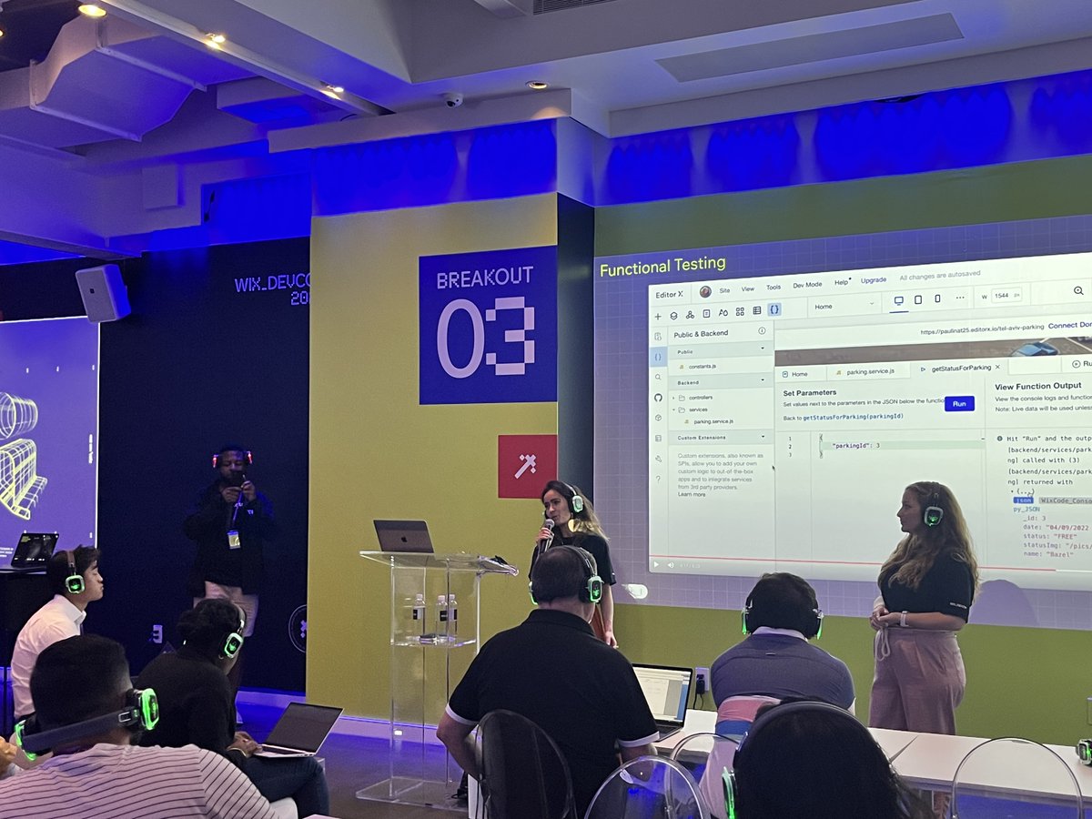 Wix's tweet image. Time to pull out the 🎧

Multiple breakout sessions are going on in the same space at once. The headphones attendees received block off any external noise—allowing them to only hear the session they want, by setting the headphones to a certain frequency.

#WixDevCon2022