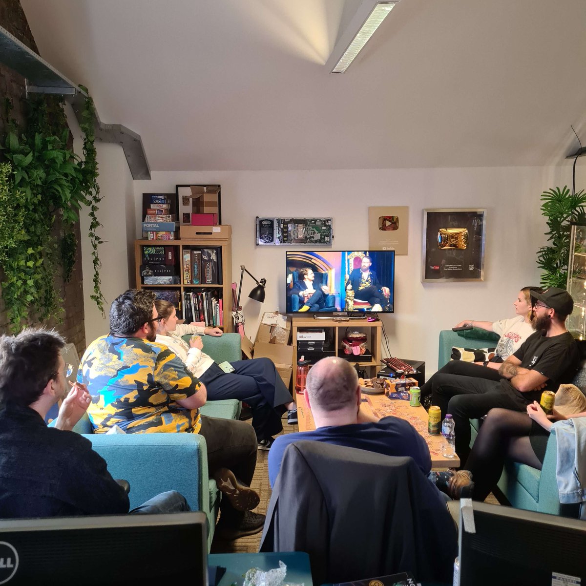 yogscast's tweet image. Watching the premiere of #MasterTasker together at the office with some Pizza :) It&apos;s sooooo gooood!!!

youtu.be/64CkEItdcac