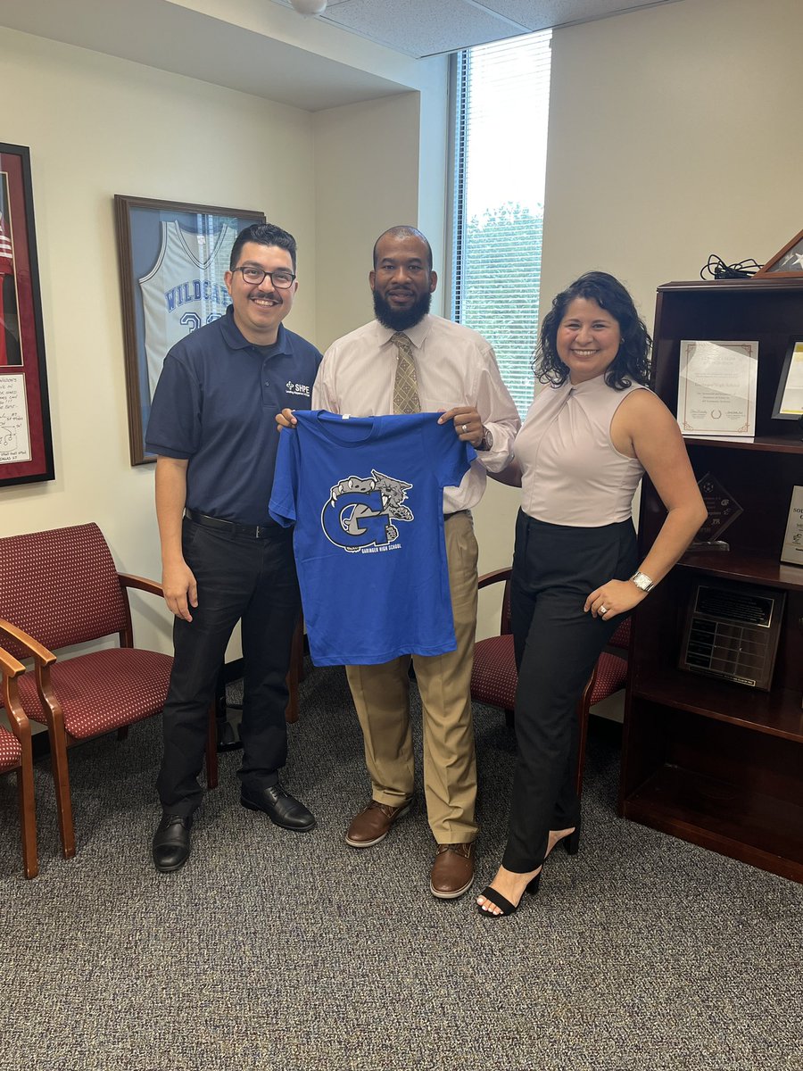 Mr. Pratt, challenge accepted! He’s issuing a challenge for the best día de ciencias in November when we take over Charlotte! <a href="/GaringerWildcat/">Garinger High School</a> let’s do this!! <a href="/CharMeckSchools/">Charlotte-Mecklenburg Schools</a> <a href="/briannecmartin/">Brianne C. Martin</a> <a href="/SHPE/">SHPE National</a> #SHPE2022 #SHPE #SHPEFamilia
