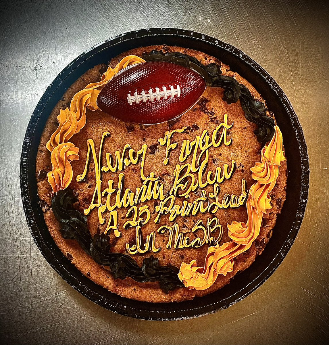 Fresh out the Breaux Mart bakery…
our #AtlantaHateWeek Cookie Cake! 😉

Stay salty New Orleans🧂🏈⚜️

#whodat #neworleans