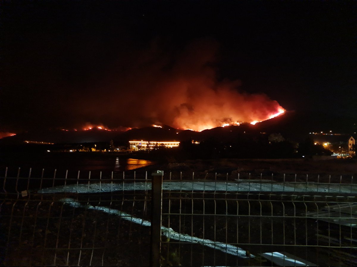 Biz yangına çok yakın bir oteldeyiz ve korkuyoruz umarim buraya sıçramaz #Mersin