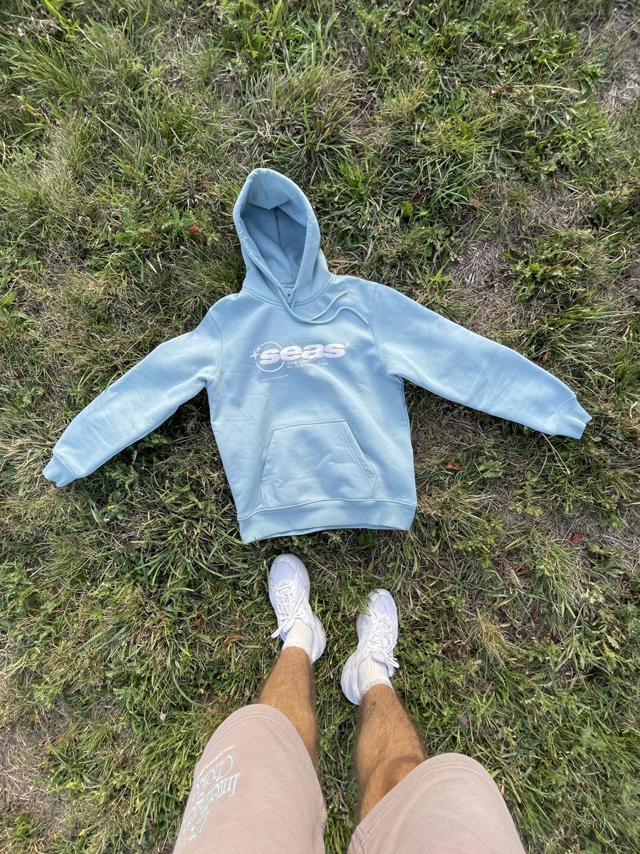 Seasonsart's tweet photo. En gros Il me fallait un basic, un truc simple qui va avec n’importe quoi n’importe où n’importe quand 

Qu’il soit confortable avec une bonne coupe un peu ample, assez lourd et avec un colorway intemporel

Du coup j’en ai fait un et il sort Vendredi à 19H sur mon shop 👍 https://t.co/TyMtqZY9Hw
