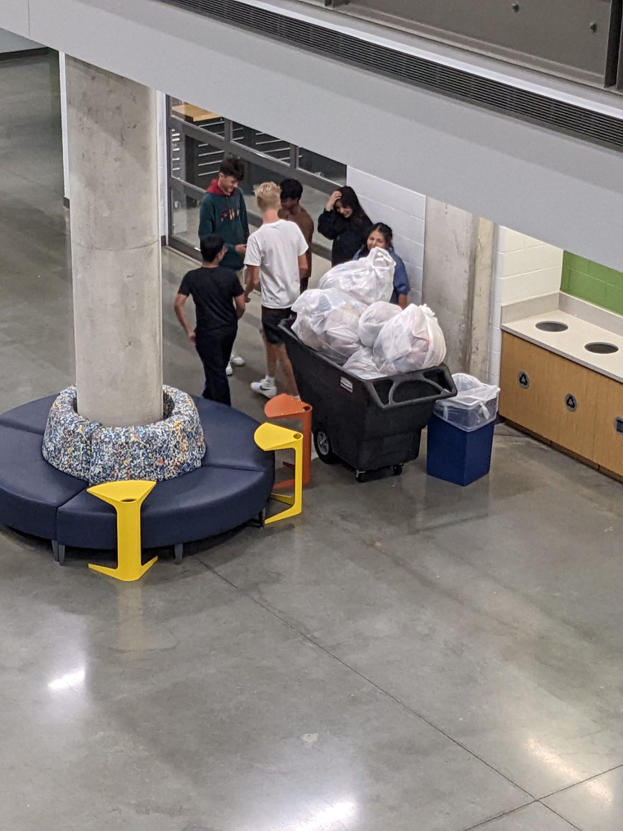 McFaddenAP_Calc's tweet photo. New students (juniors) in our @LCPS_Academies Advanced AET program exploring the building and making connections across pathways with @Goosechase . Thanks @MrsHiltnerReads for setting this up and @BMarkleyEDU !

#connectionbeforecontent https://t.co/dBdmr2S2WJ